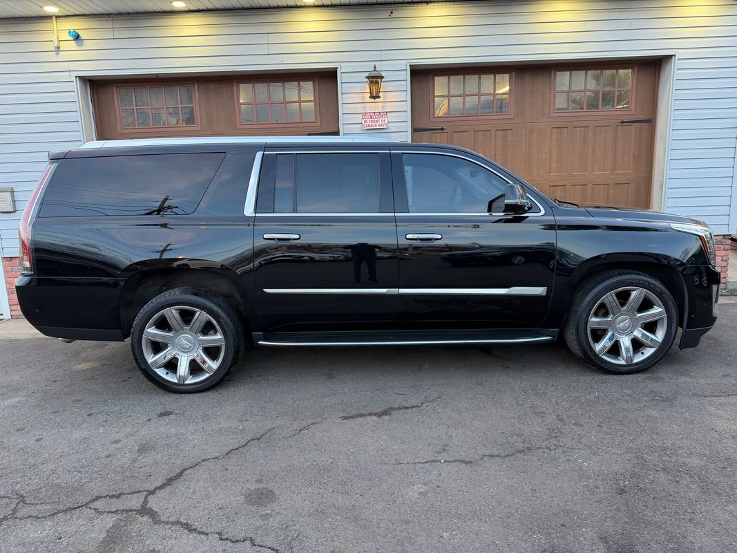 Used 2019 Cadillac Escalade ESV Luxury image 2