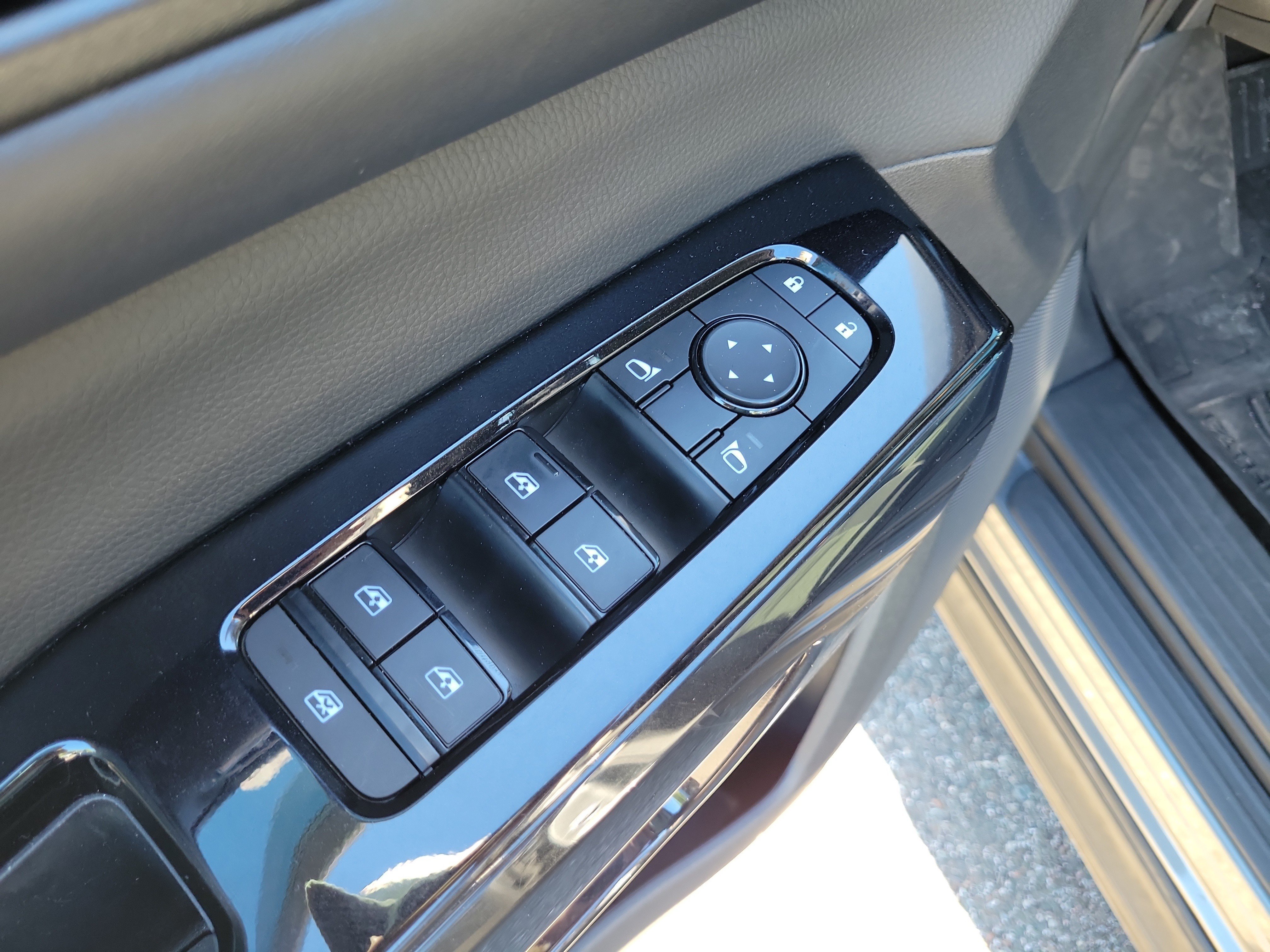 Used 2022 Nissan Pathfinder SV w/ SV Premium Package FWD image 22