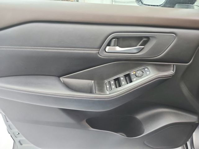 Used 2023 Nissan Rogue SV w/ SV Premium Package image 31