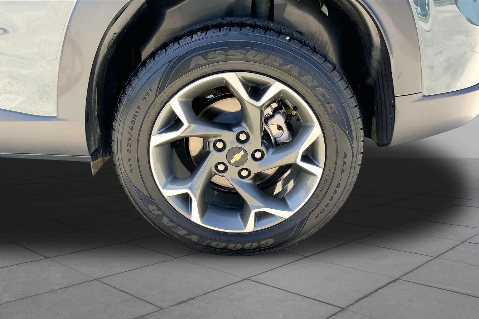 Used 2025 Chevrolet Trax LT FWD image 11