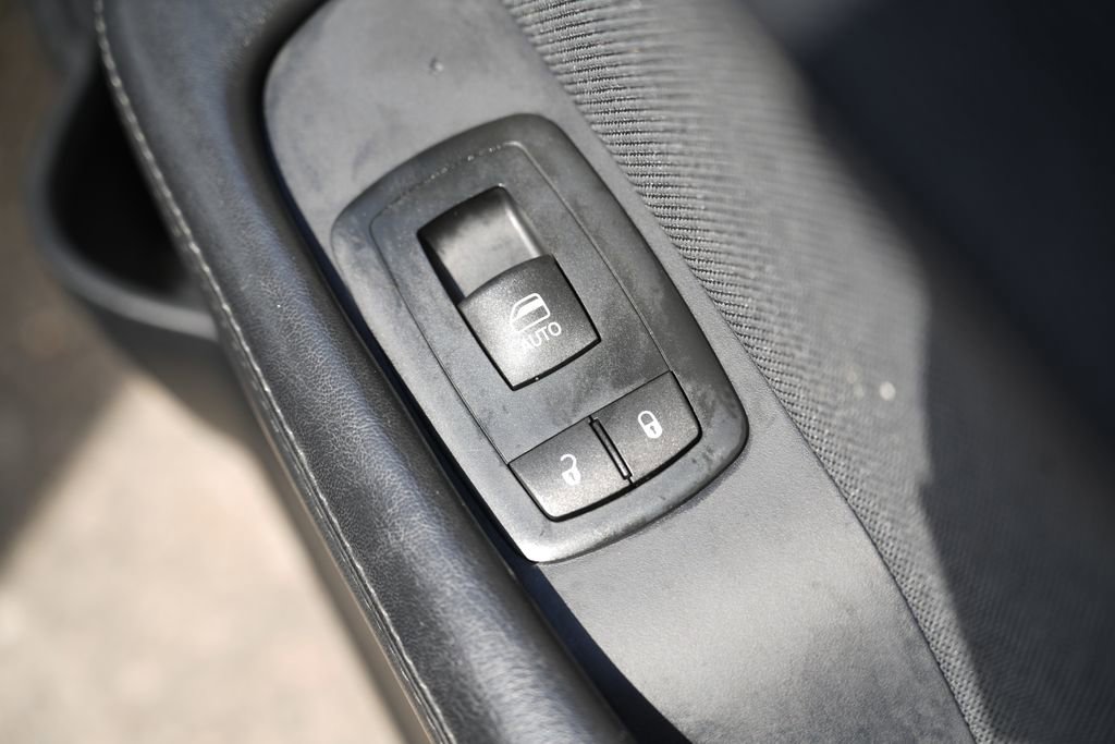 Used 2015 Dodge Challenger SXT image 25