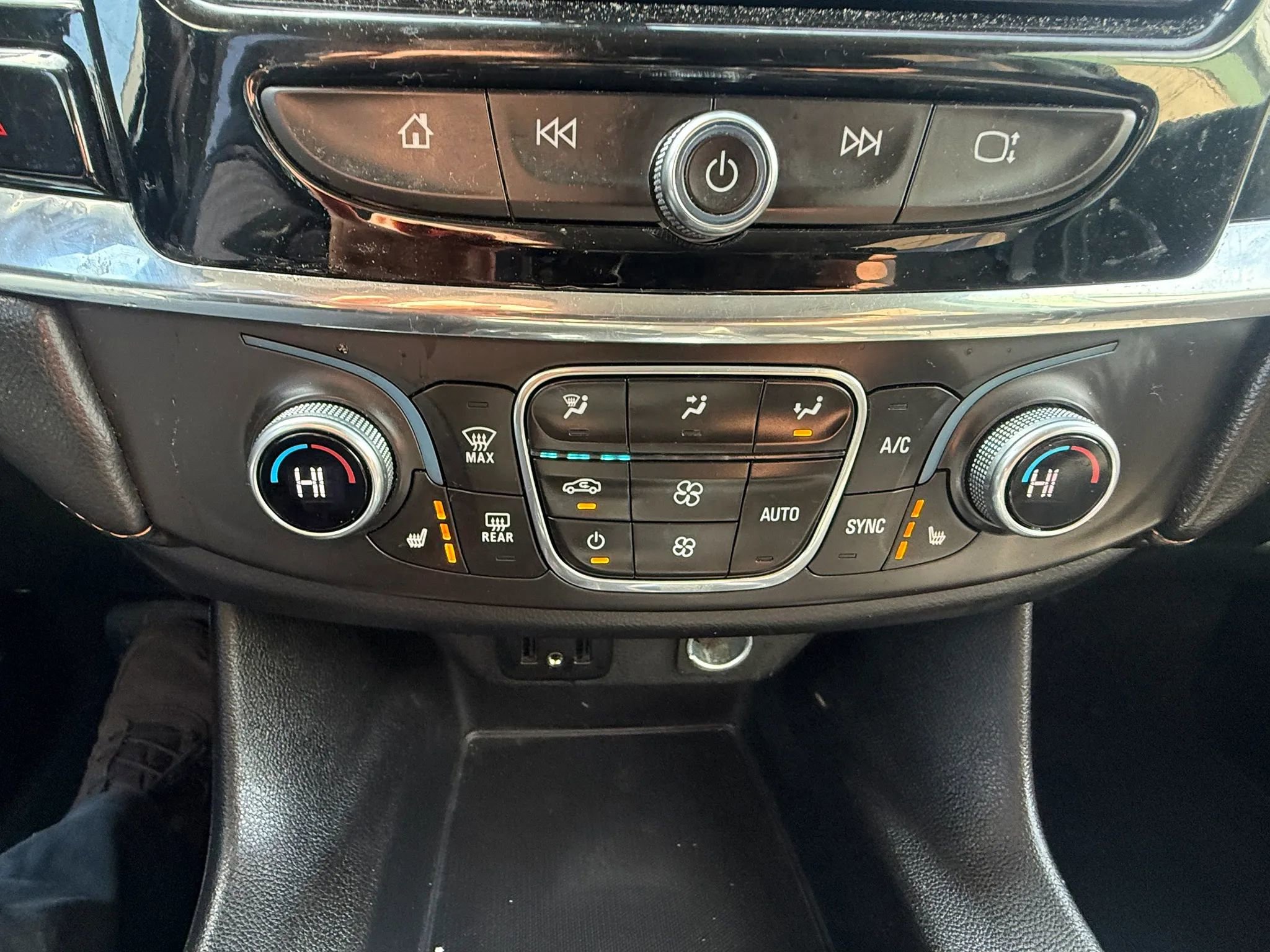 Used 2018 Chevrolet Traverse LT image 12