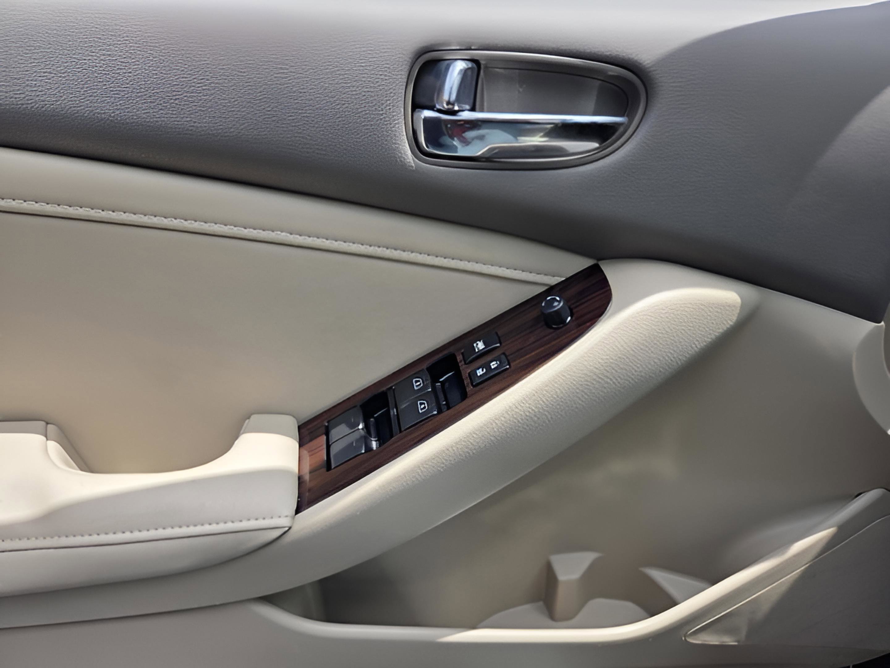 Used 2012 Nissan Altima 3.5 SR w/ Sport Pkg FWD image 24