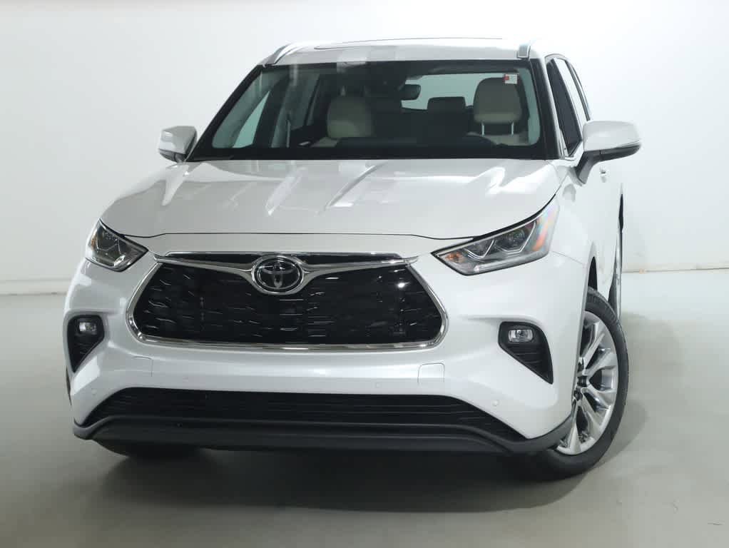 Used 2024 Toyota Highlander Limited AWD/4WD image 2