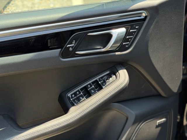 Used 2025 Porsche Macan AWD/4WD image 22