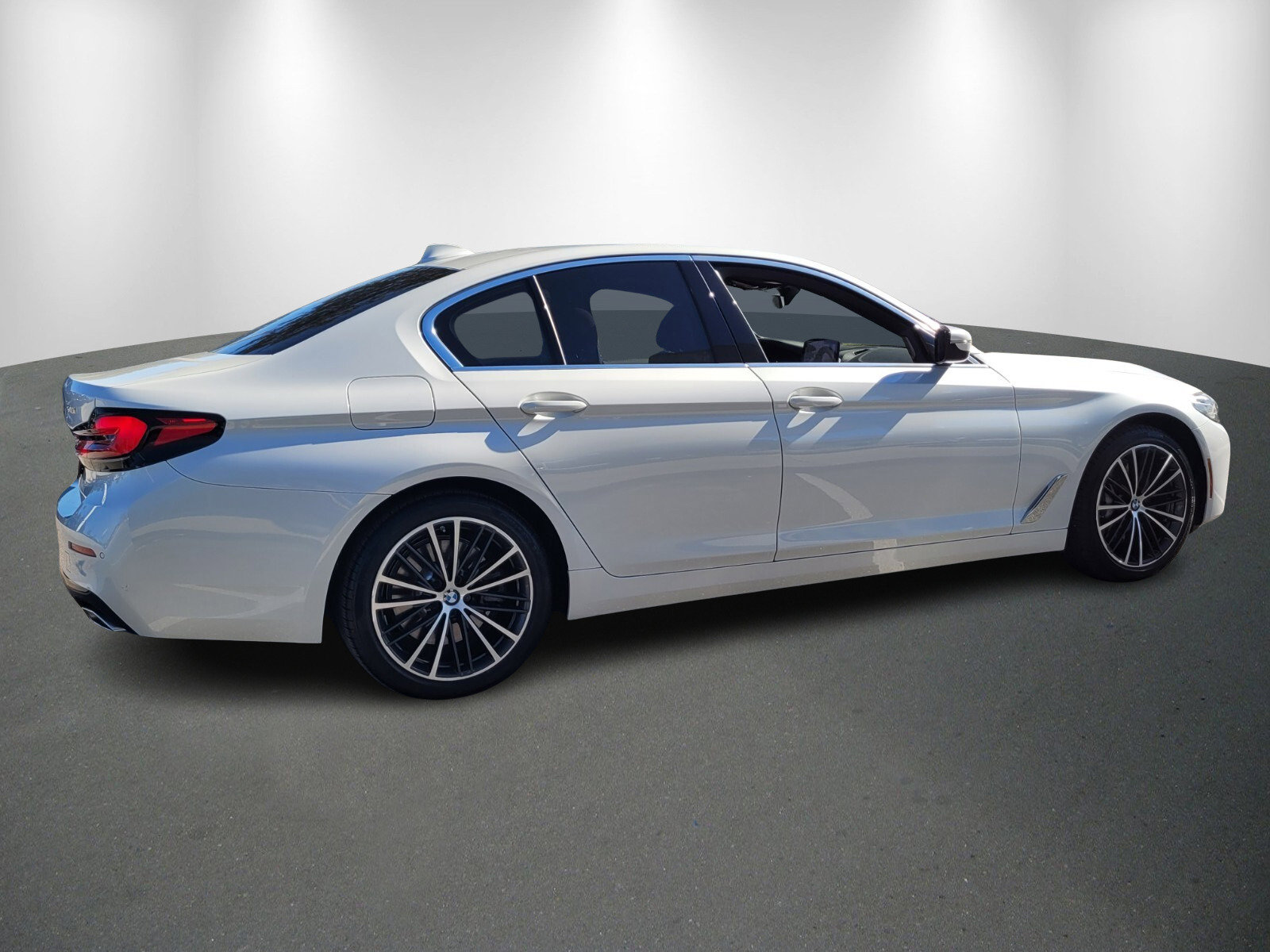 Used 2023 BMW 540i xDrive w/ Premium Package image 7