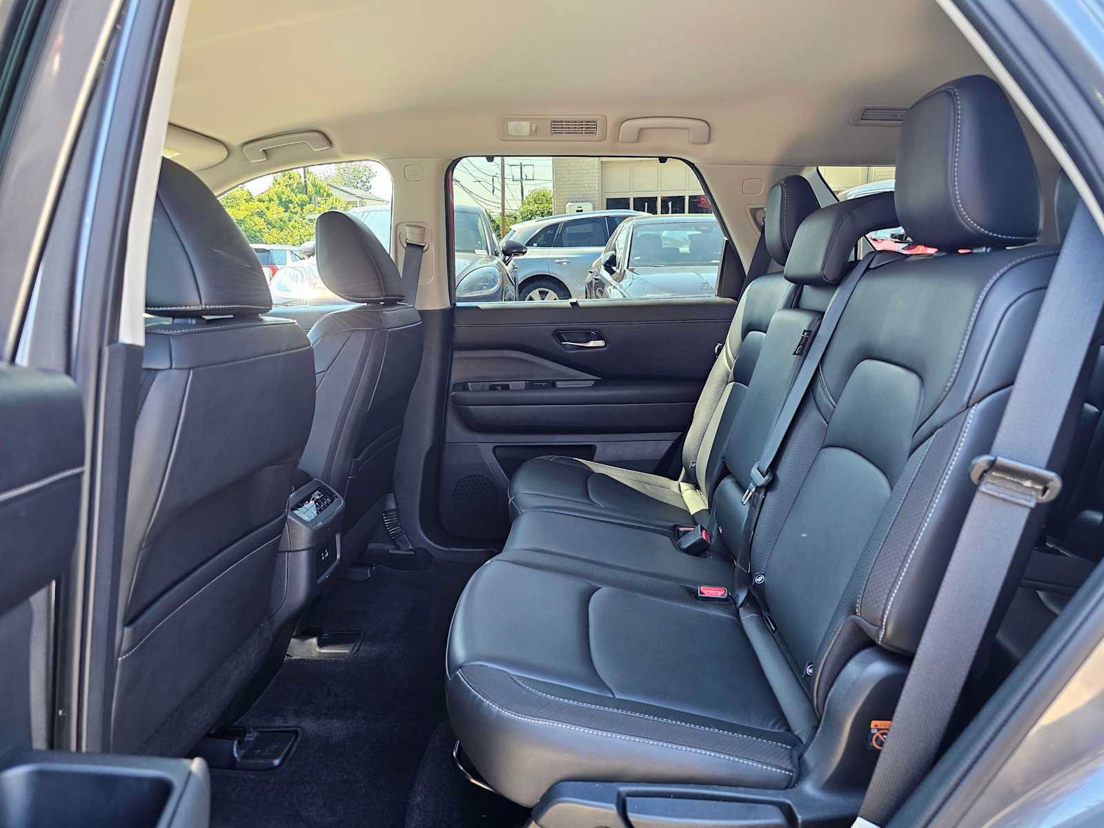 Used 2025 Nissan Pathfinder SL AWD/4WD image 18