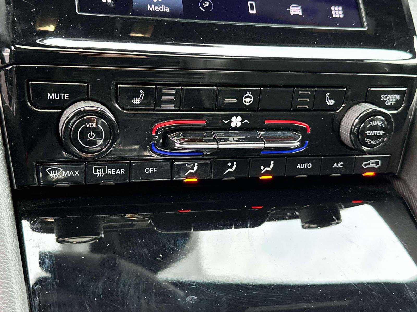 Used 2024 Jeep Grand Cherokee L Altitude image 27