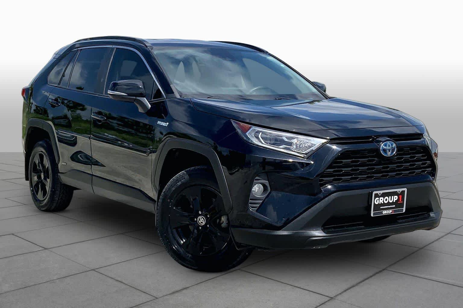 Used 2021 Toyota RAV4 XLE w/ XLE Grade Weather Package AWD/4WD image 3