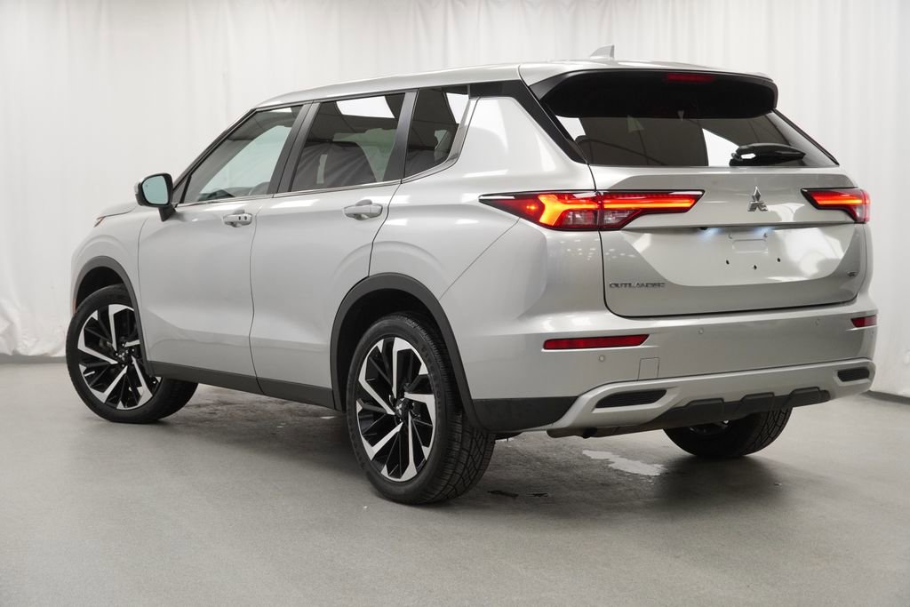 Used 2024 Mitsubishi Outlander SE image 14