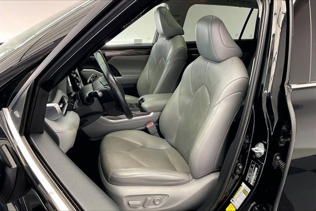 Used 2021 Toyota Highlander Platinum image 18