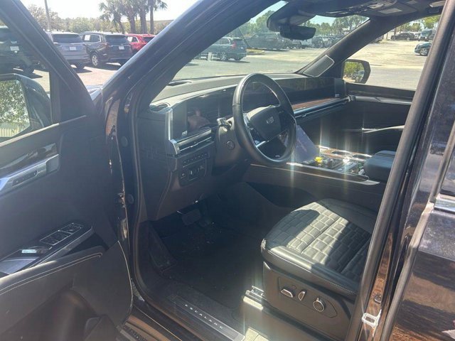 Certified 2025 Cadillac Escalade Premium Luxury Platinum image 8