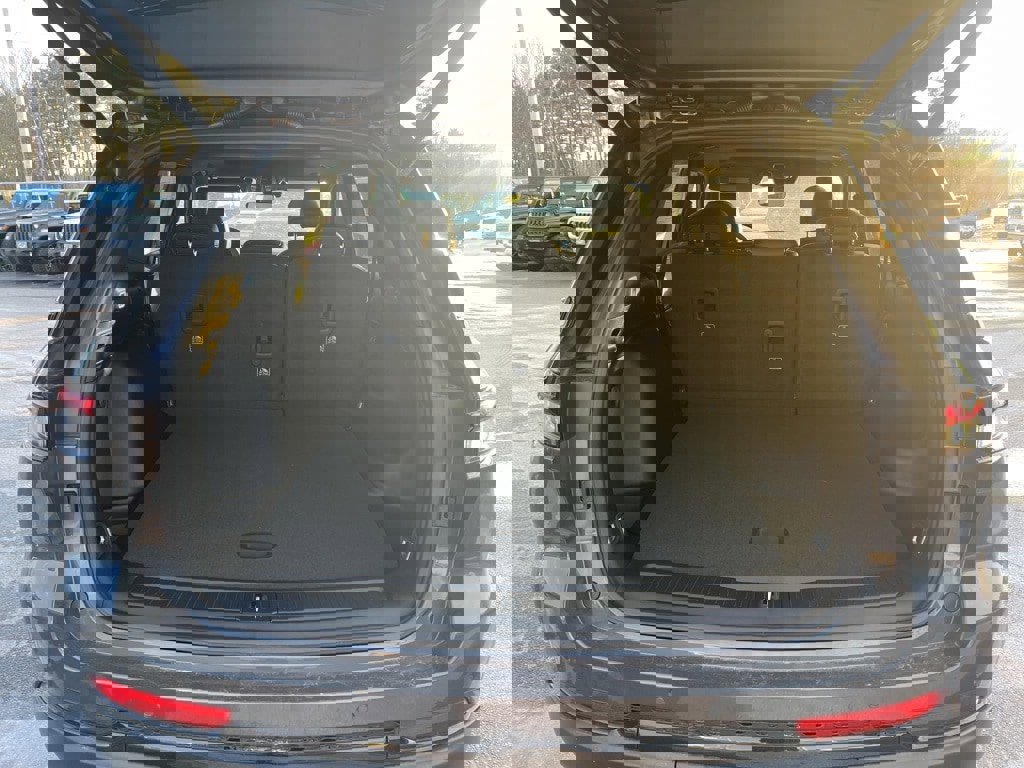 New 2025 Jeep Grand Cherokee Altitude image 15