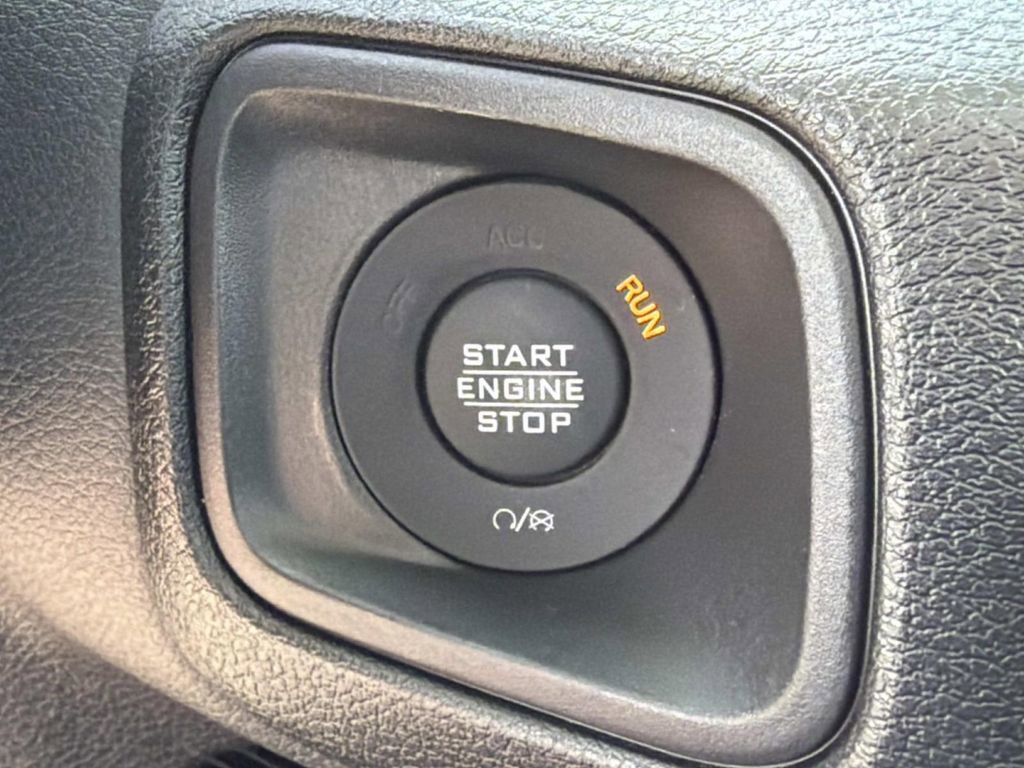 Used 2025 Jeep Gladiator Sport image 32