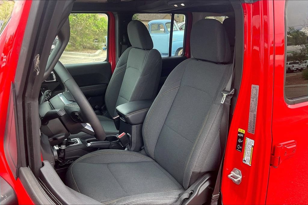 Used 2025 Jeep Wrangler Unlimited Sahara AWD/4WD image 24