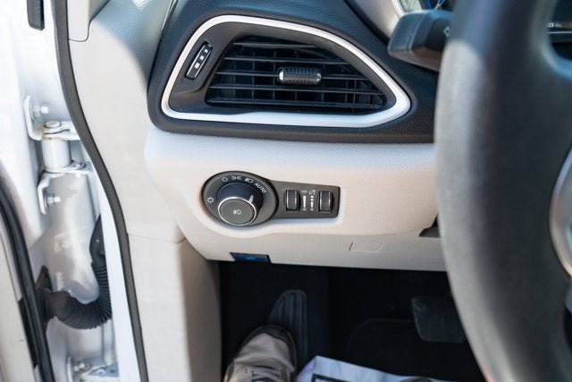 Used 2024 Chrysler Pacifica Touring-L FWD image 26