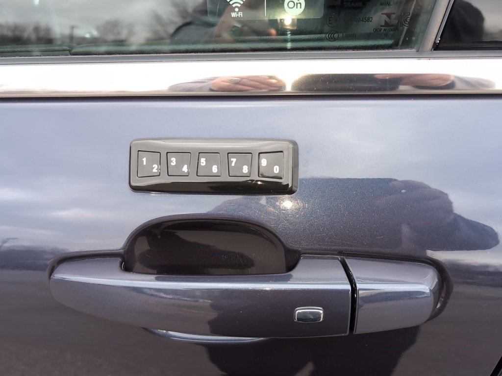 Used 2018 Chevrolet Equinox LT w/ Sun & Infotainment Package image 12