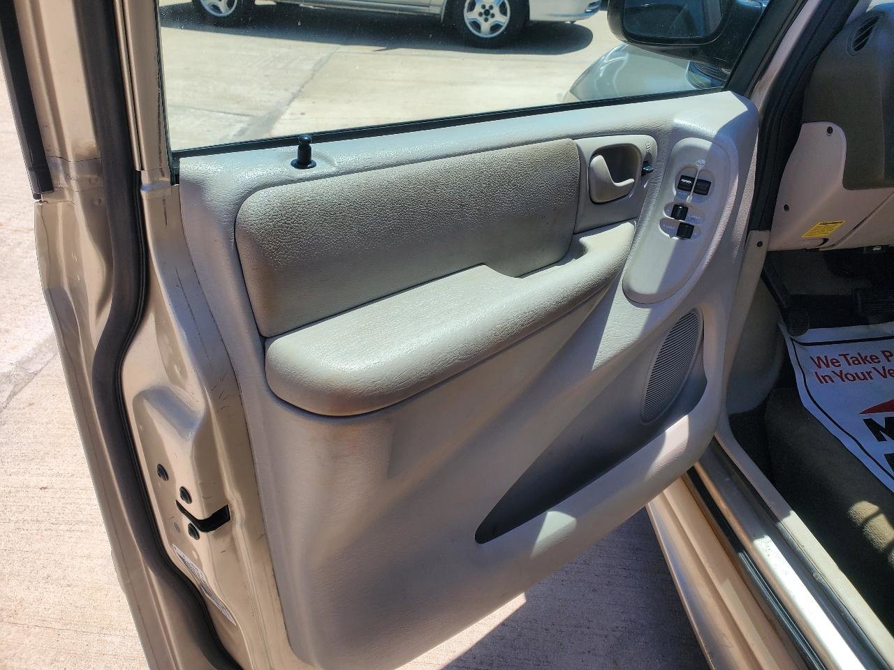 Used 2005 Chrysler Town & Country LX w/ Popular Equipment Group II FWD image 19