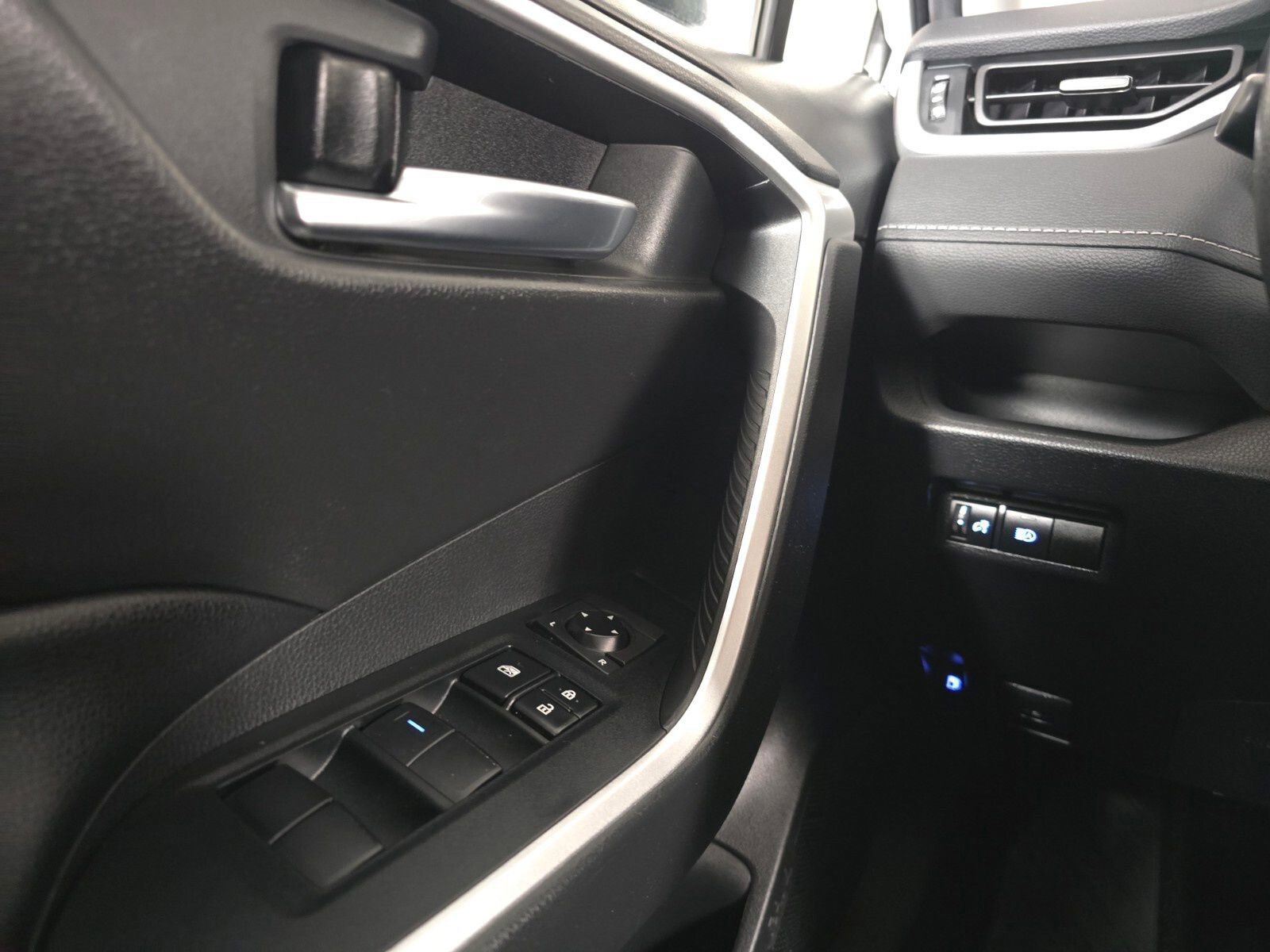 Used 2020 Toyota RAV4 XLE w/ Carpet Mat Package image 34