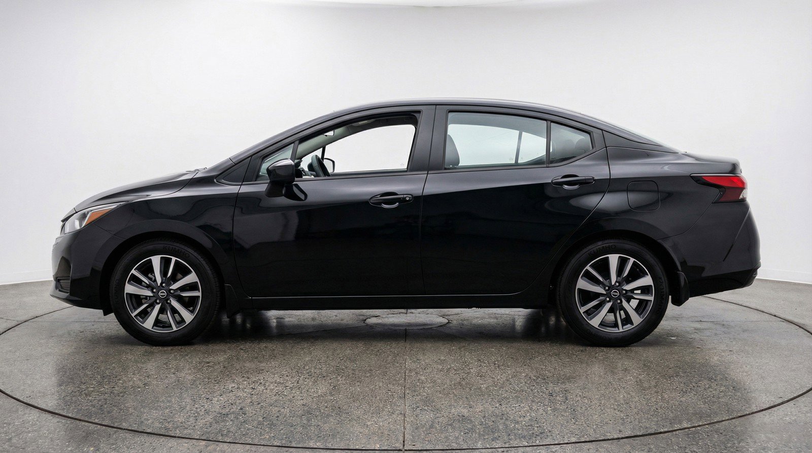 Used 2025 Nissan Versa SV FWD image 5