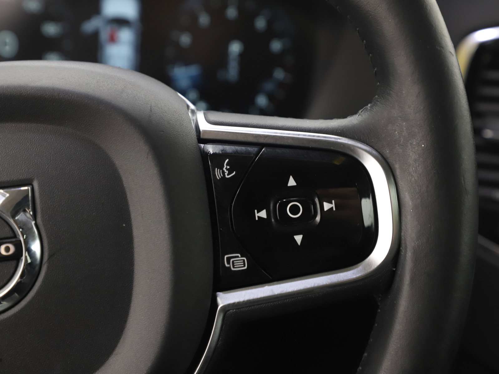 Used 2016 Volvo XC90 T6 Momentum w/ Momentum Plus Package image 30