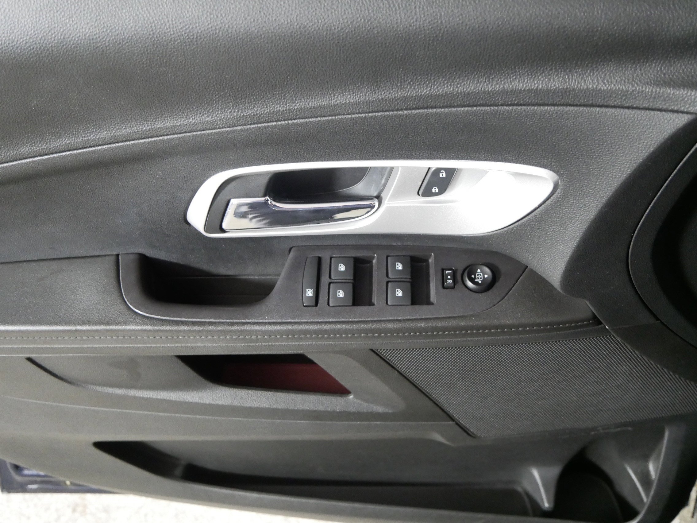 Used 2017 Chevrolet Equinox LT w/ Convenience Package image 19