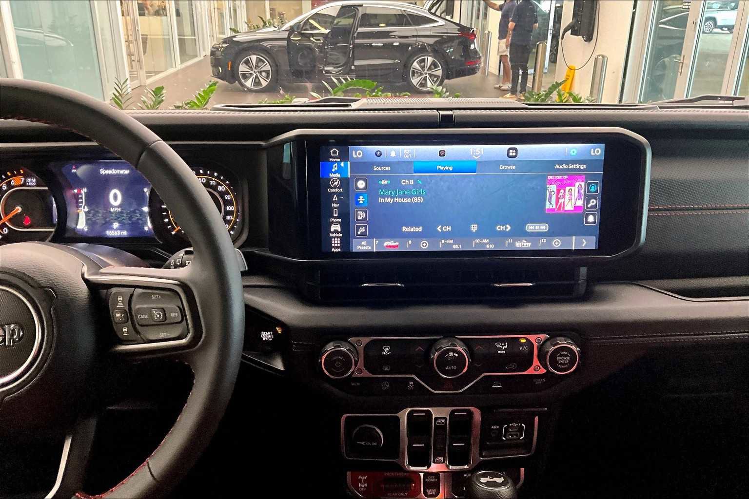 Used 2024 Jeep Wrangler Rubicon w/ XTREMEE 35" Tire Package image 6