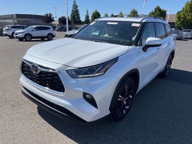 Used 2023 Toyota Highlander Limited FWD image 3