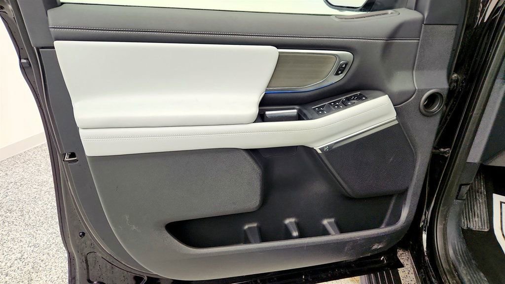 Used 2025 Ford Expedition Platinum image 11