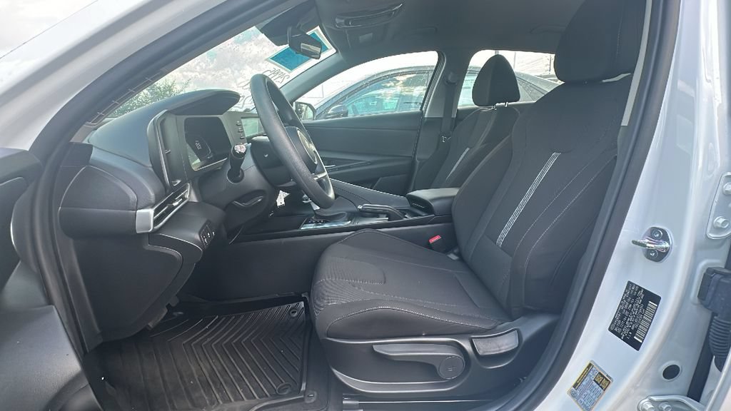 Used 2026 Hyundai Elantra SE FWD image 4