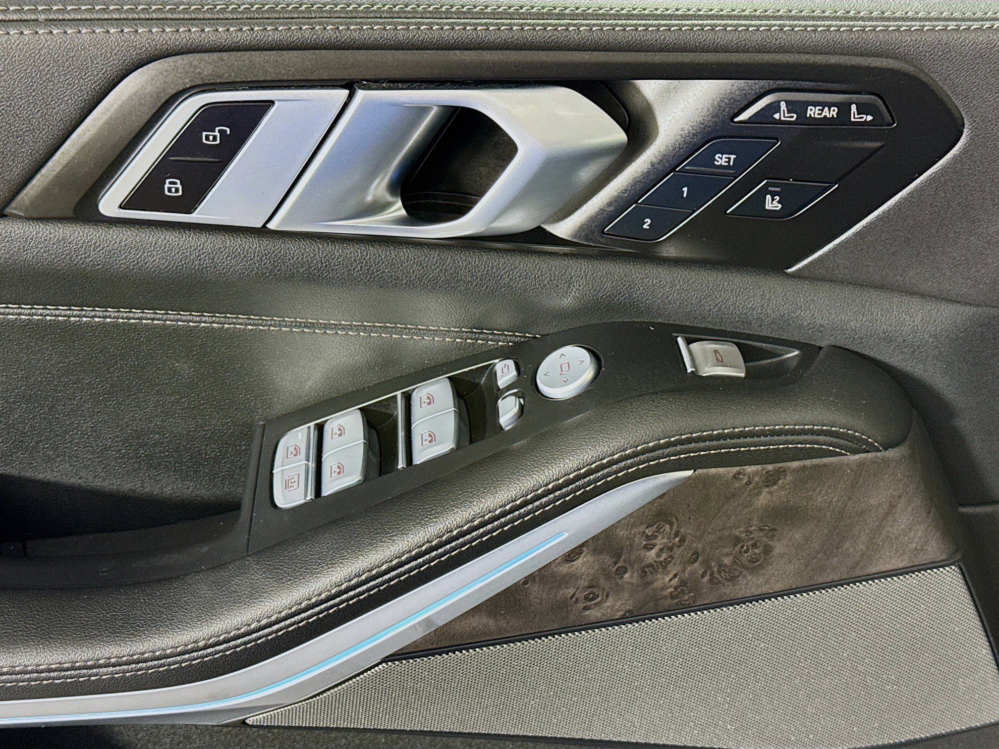 Used 2023 BMW X7 xDrive40i w/ Premium Package image 24