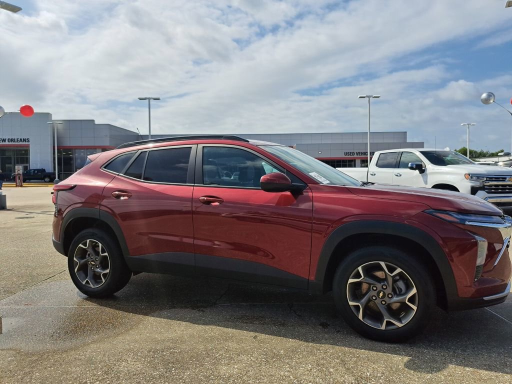 Used 2025 Chevrolet Trax LT w/ LT Convenience Package FWD image 3