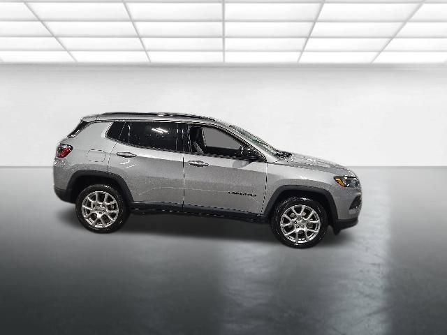 Used 2022 Jeep Compass Latitude AWD/4WD image 3