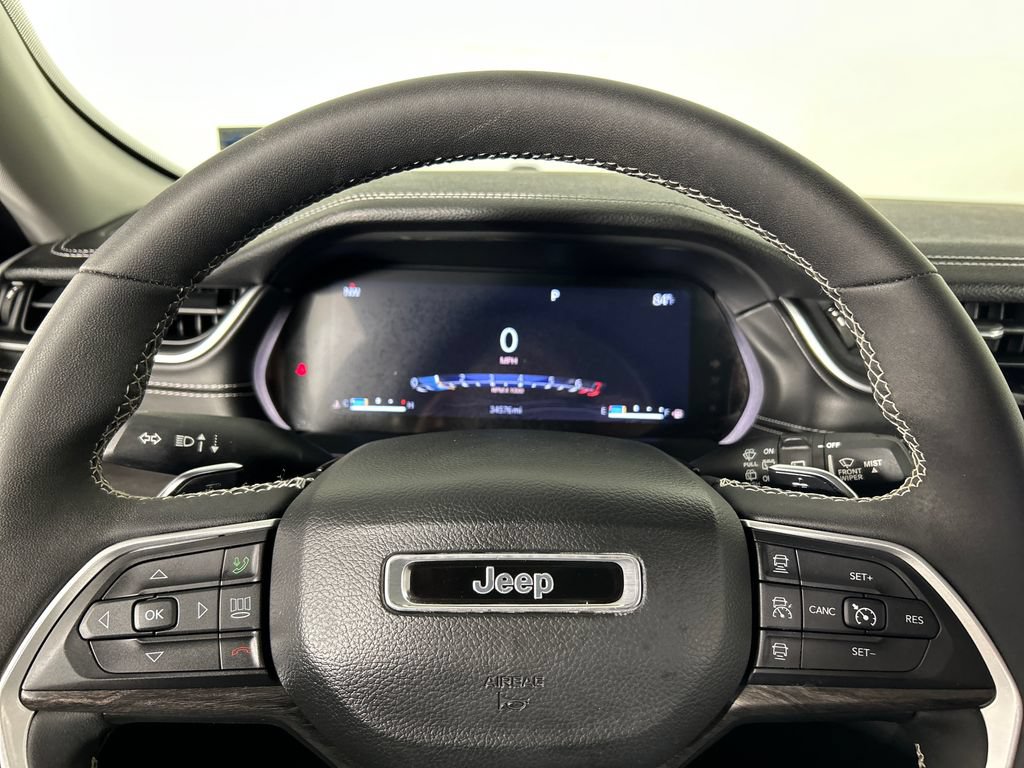 Used 2023 Jeep Grand Cherokee Limited w/ Black Appearance Package AWD/4WD image 13