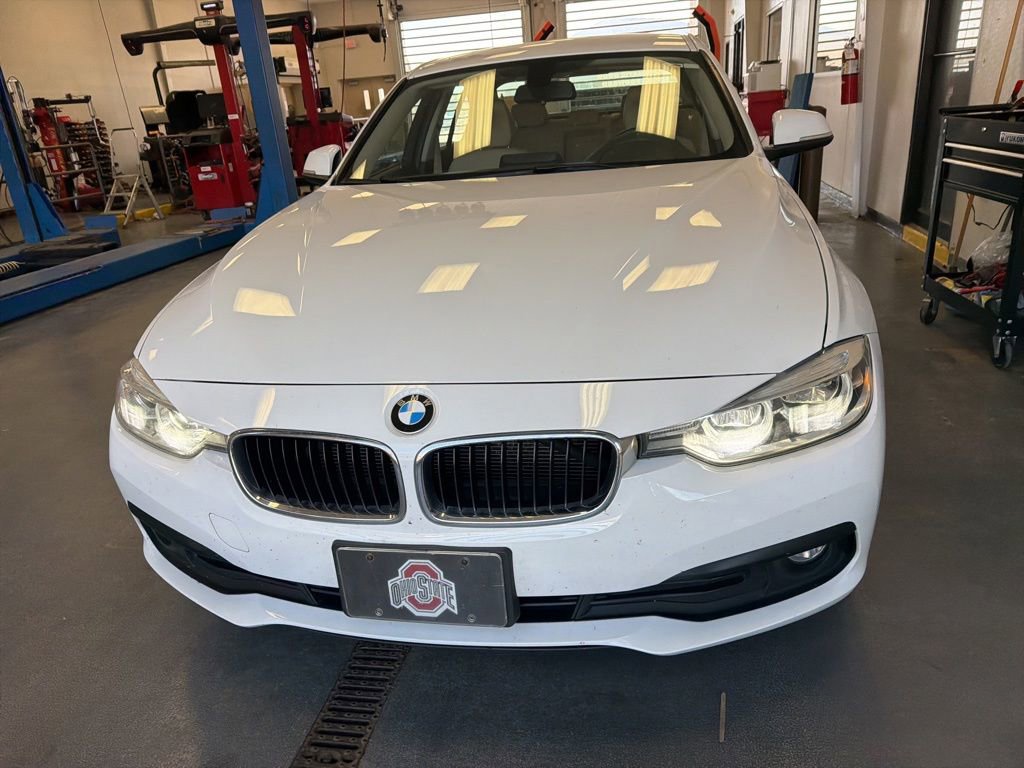 Used 2018 BMW 320i xDrive Sedan AWD/4WD image 3