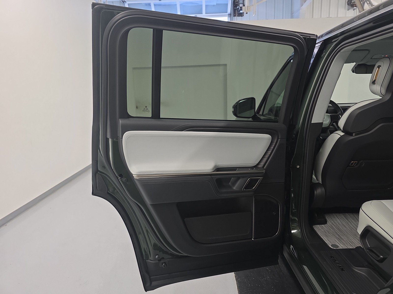 Used 2024 Rivian R1S Adventure AWD/4WD image 17