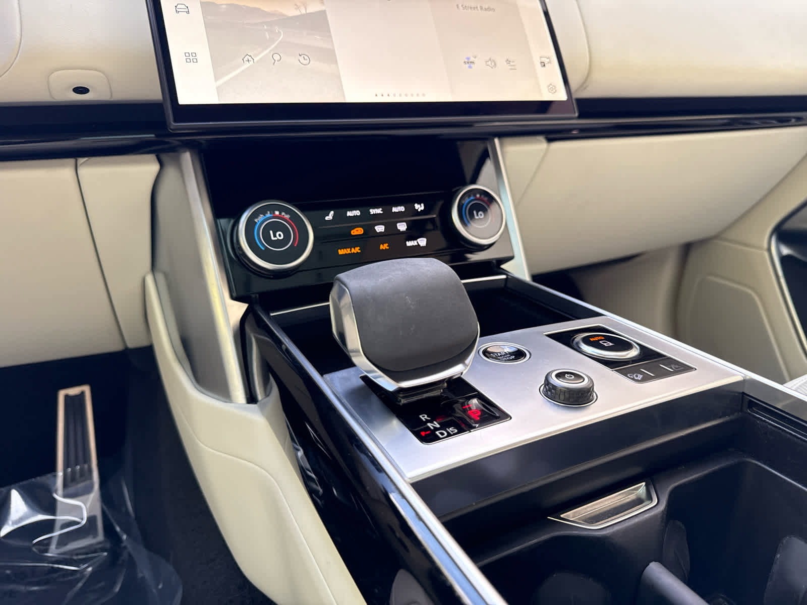 Certified 2023 Land Rover Range Rover SE image 9