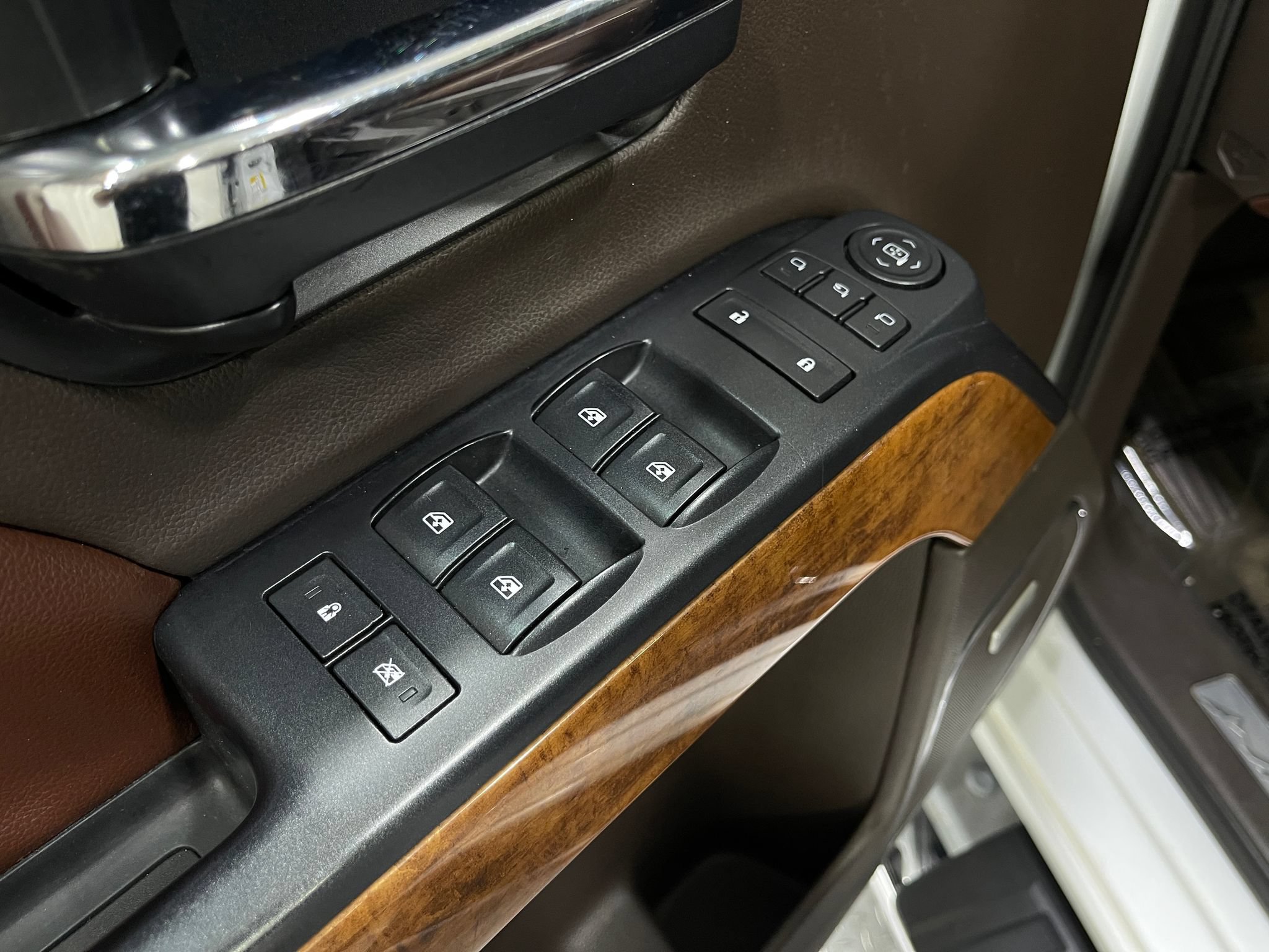 Used 2016 Chevrolet Silverado 1500 High Country w/ High Country Premium Package AWD/4WD image 16