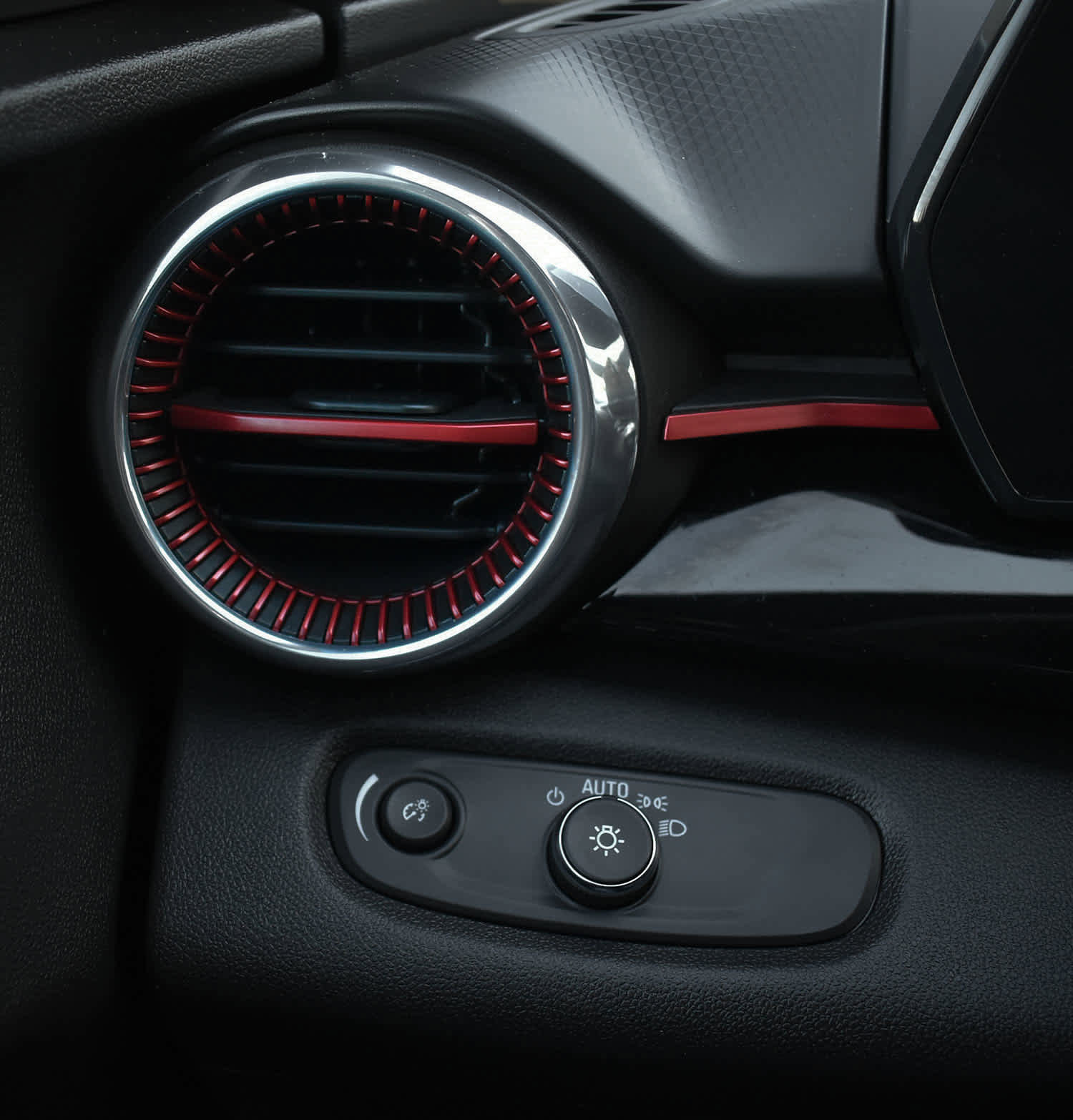 Used 2025 Chevrolet Trax RS w/ Sunroof Package image 24