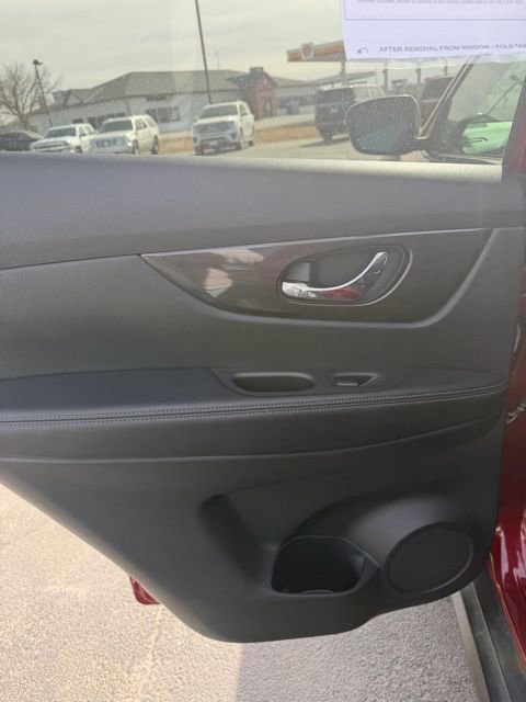 Used 2018 Nissan Rogue SV image 14