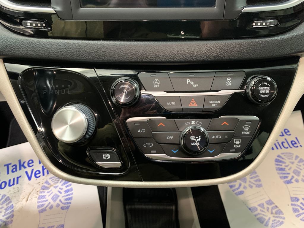 Used 2020 Chrysler Pacifica Touring-L FWD image 27
