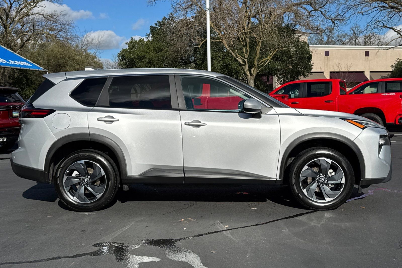 Used 2024 Nissan Rogue SV image 2