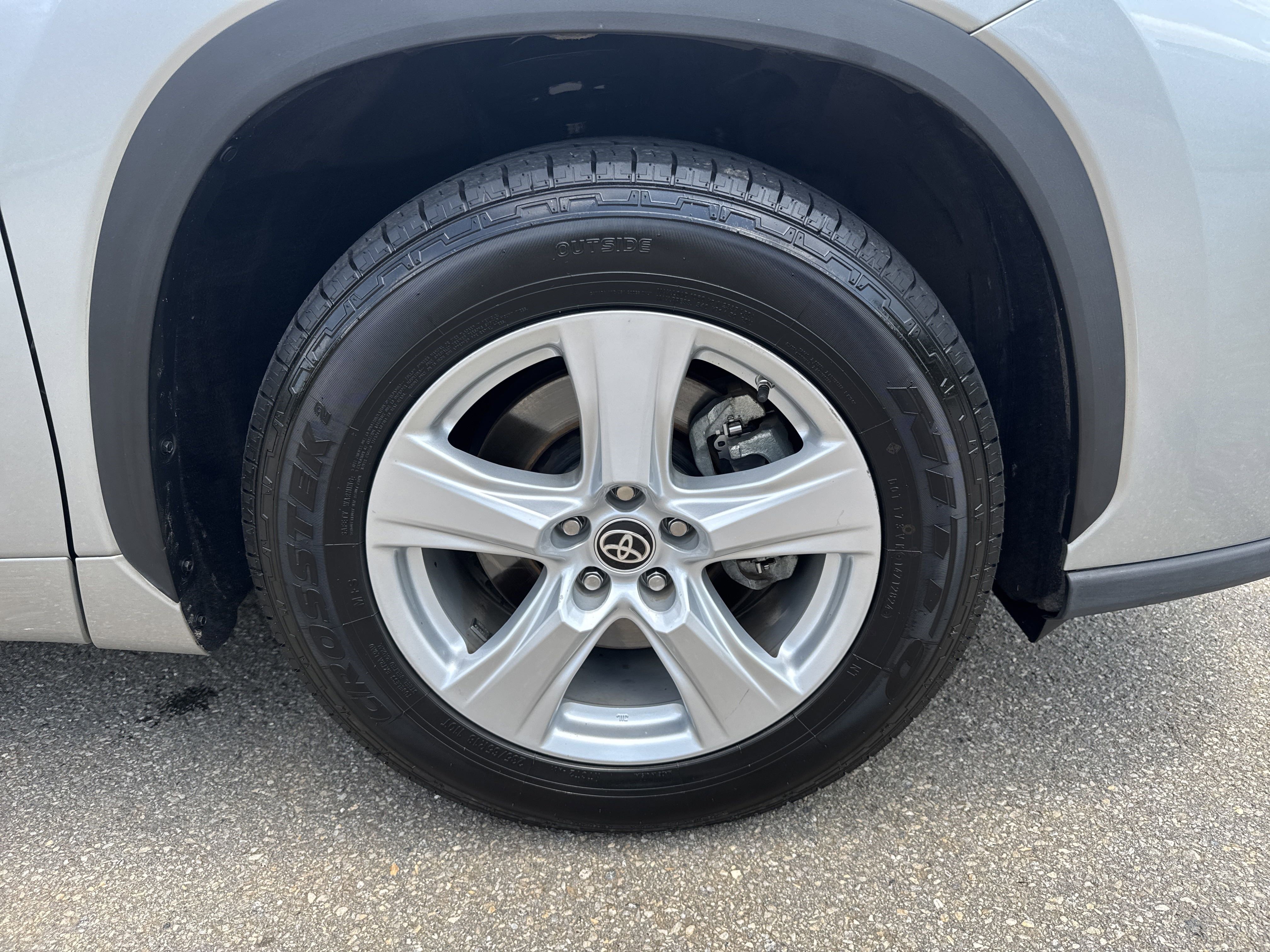 Used 2020 Toyota Highlander LE image 12