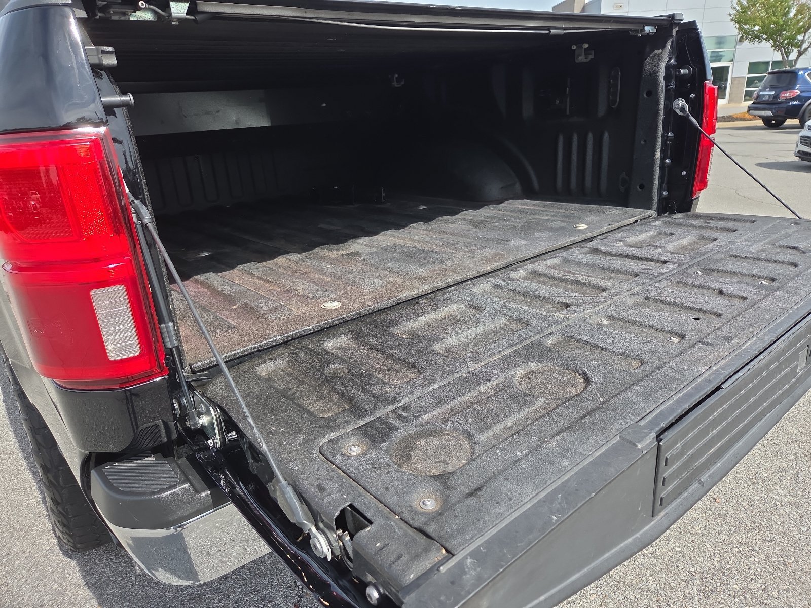 Used 2018 Ford F150 XLT w/ Equipment Group 302A Luxury AWD/4WD image 9