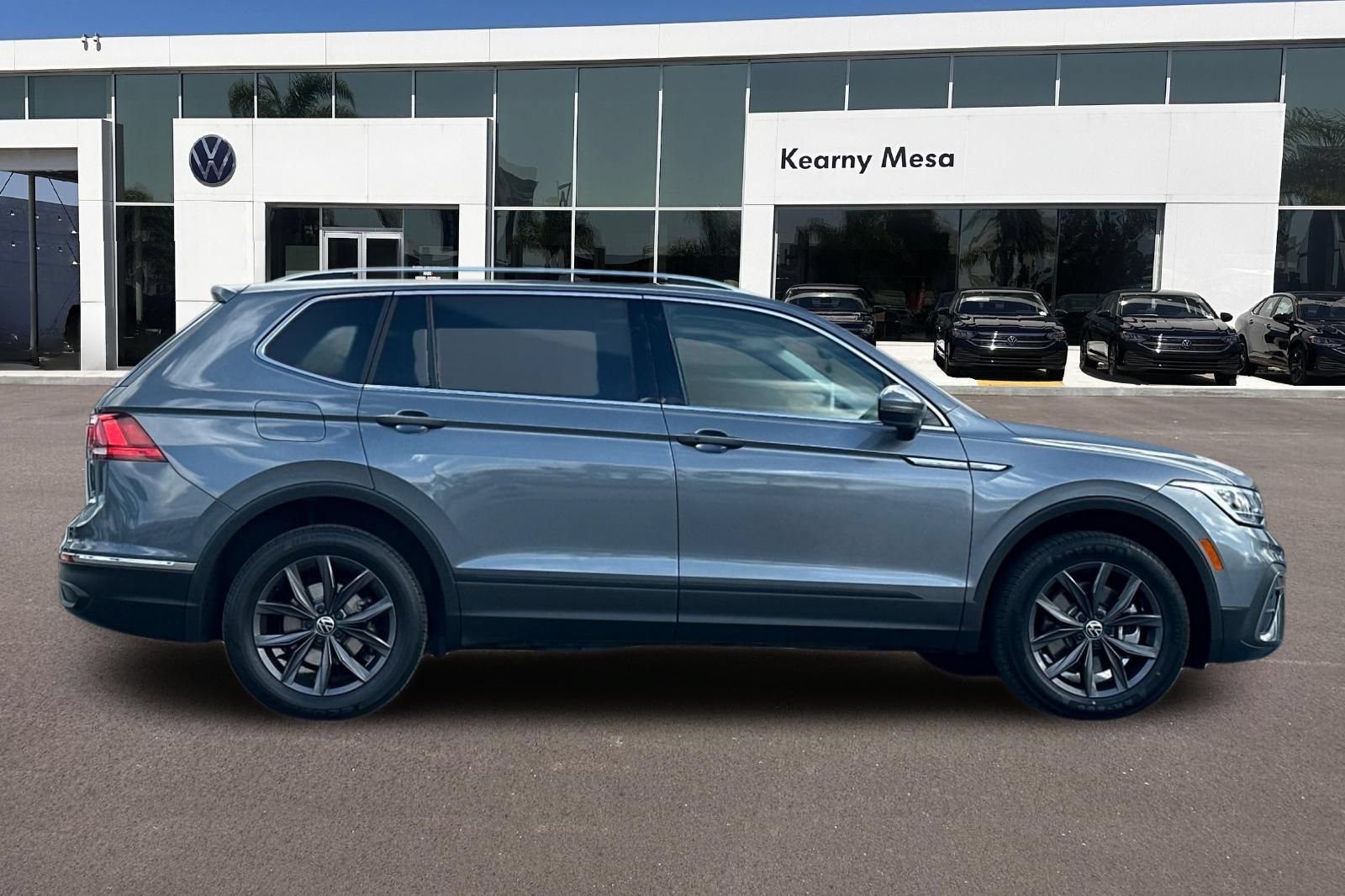 Used 2023 Volkswagen Tiguan SE w/ Panoramic Sunroof Package FWD image 3