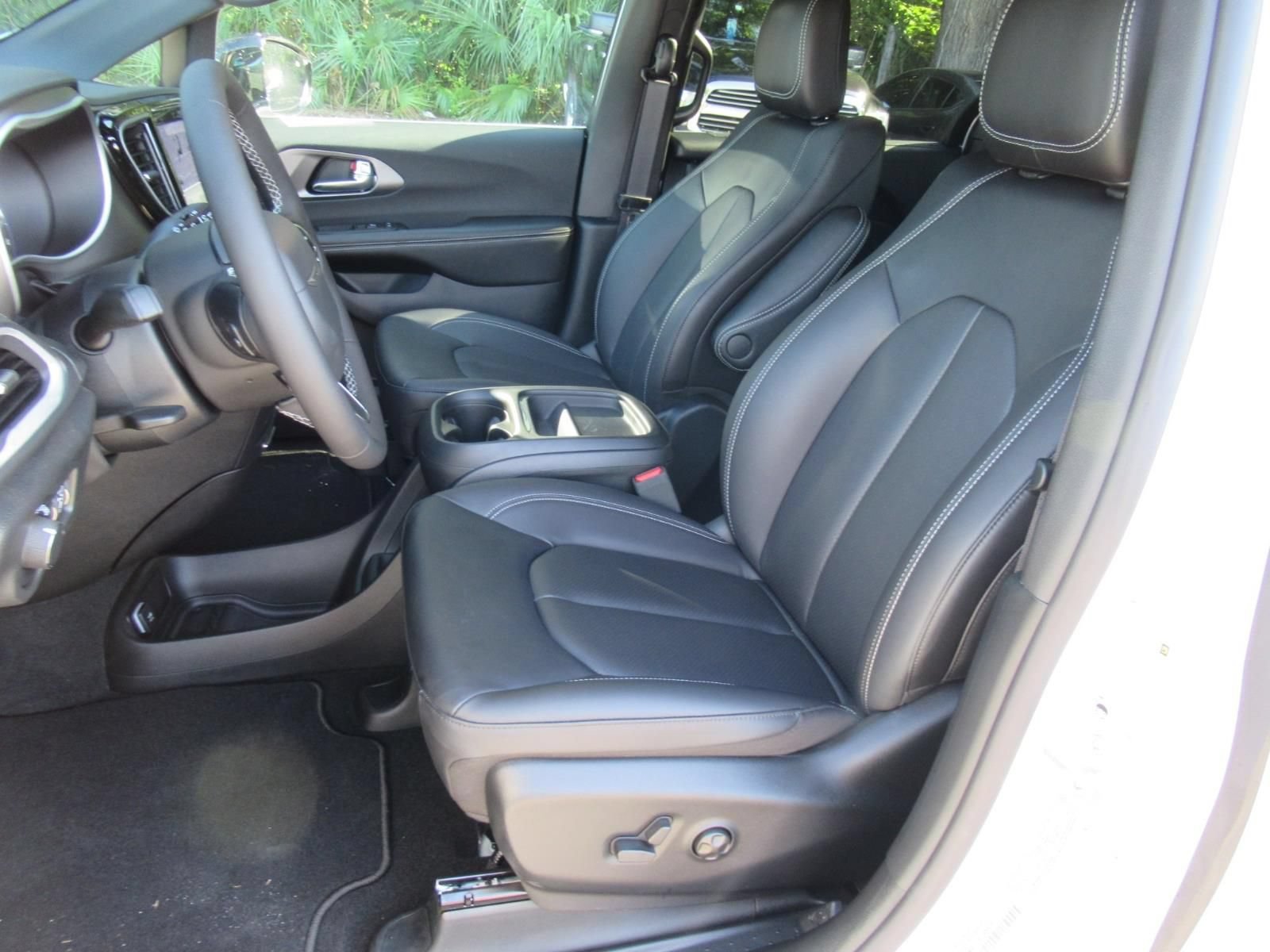 New 2027 Chrysler Pacifica Select FWD image 19