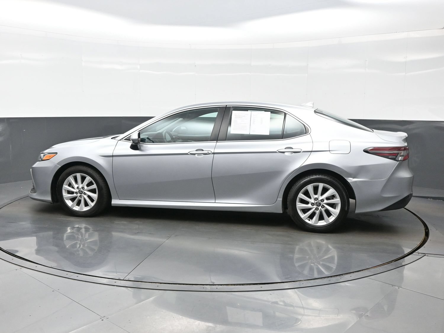 Used 2022 Toyota Camry LE FWD image 3
