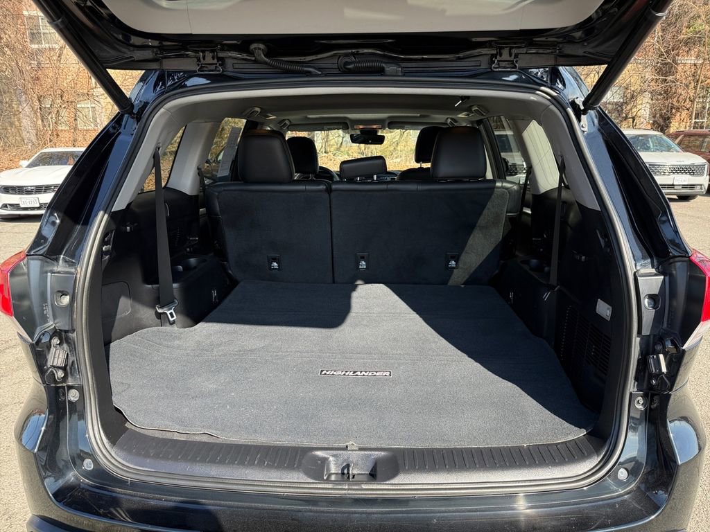 Used 2017 Toyota Highlander XLE w/ Carpet Mat Package image 27