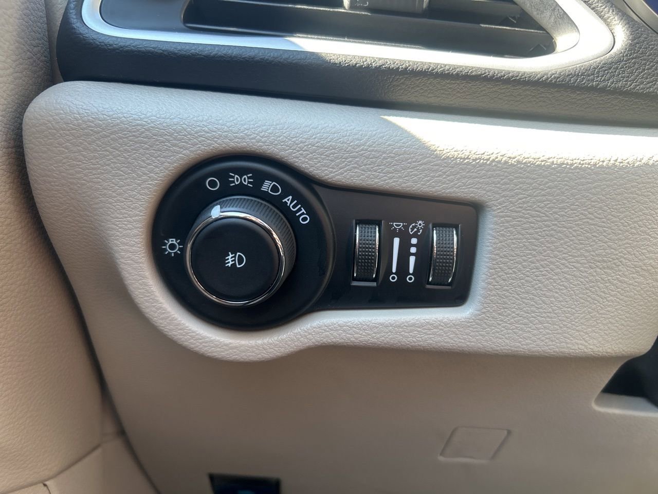 Used 2024 Chrysler Pacifica Touring-L image 31