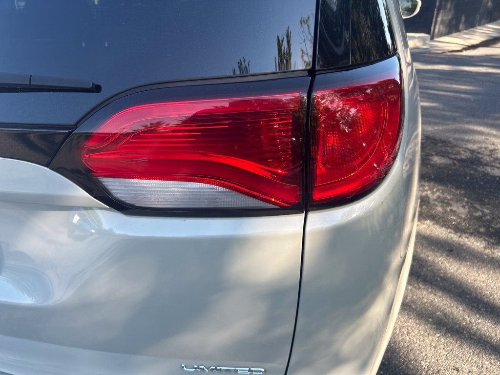 Used 2019 Chrysler Pacifica Limited w/ Advanced Safetytec Group FWD image 19